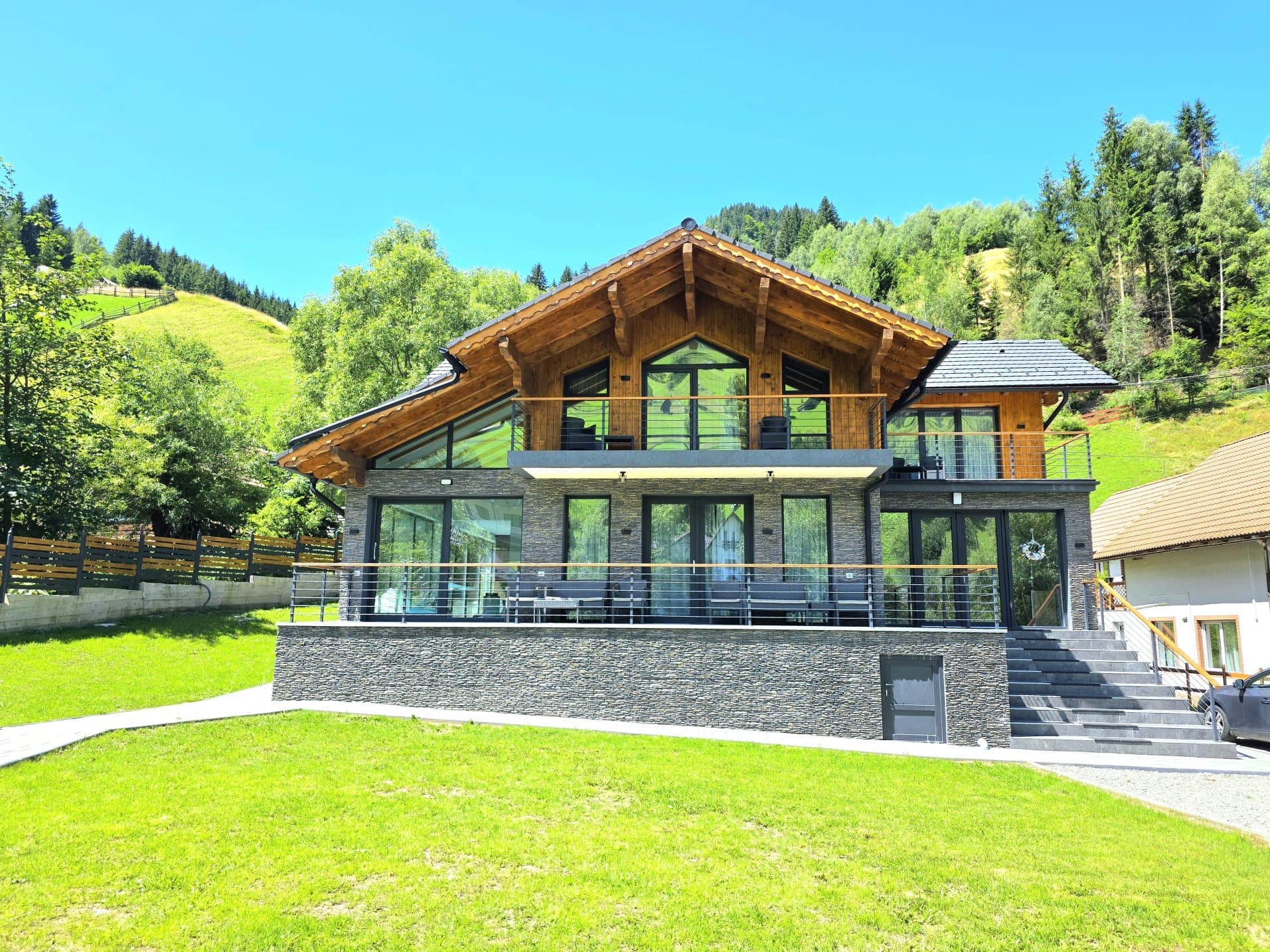 Exteriorul Wolf Chalet pe timp de vară