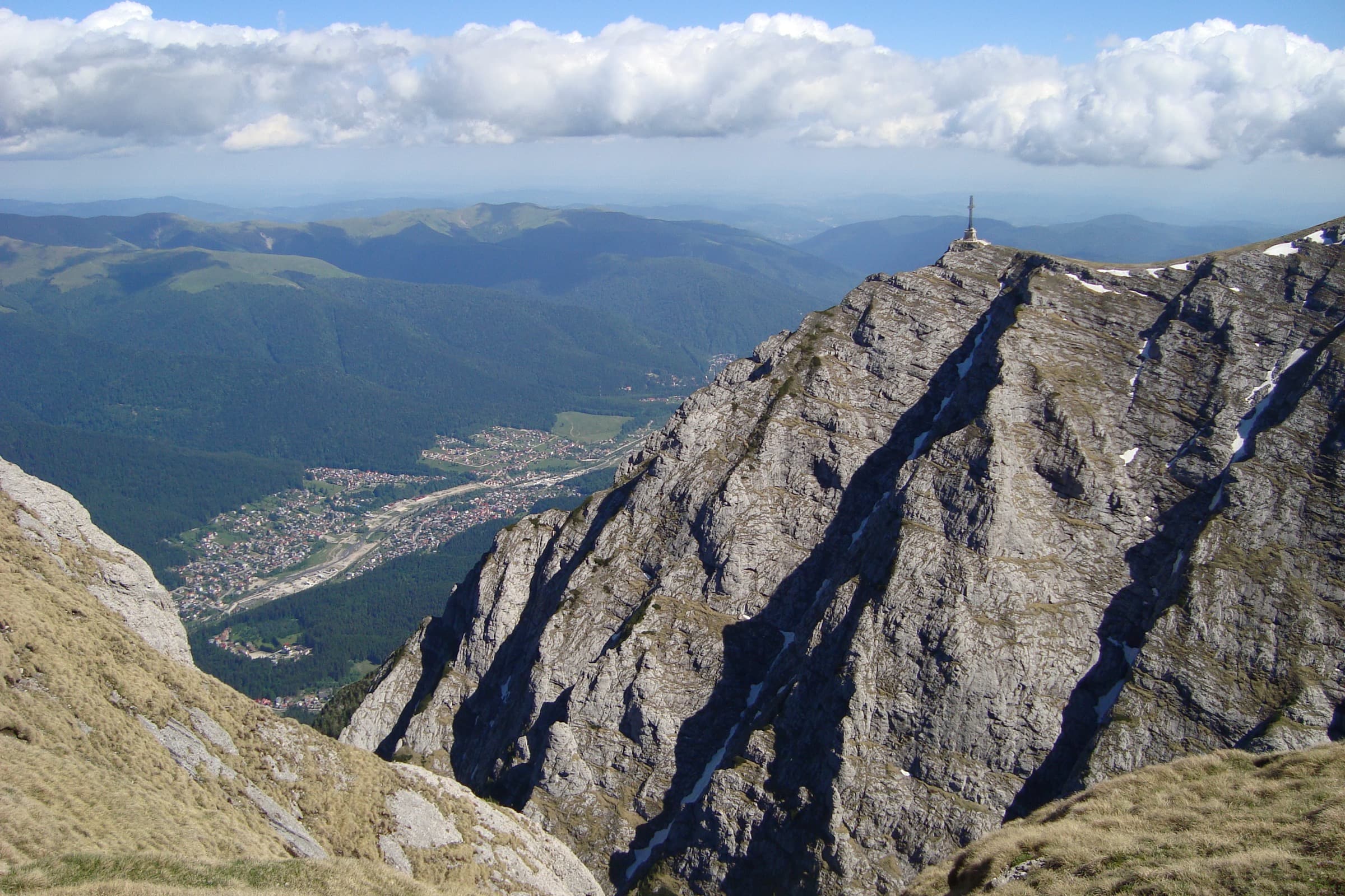 Crucea Eroilor de pe Caraiman și stâncile Bucegilor